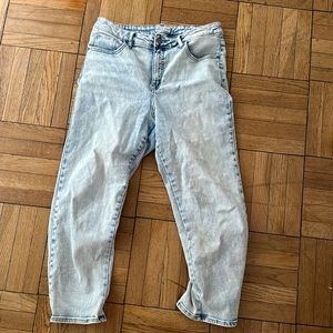 Light washed jeans! 🤍